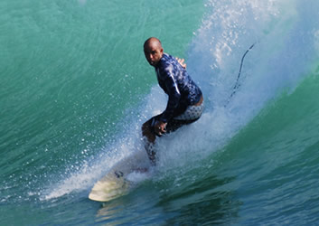 Opladen bij Dumpers, heeft Luis Bertone, eigenaar en surf instructeur bij La Escuela del Mar Surf School is surfen voor meer dan 25 jaar en het onderwijs voor meer dan 10